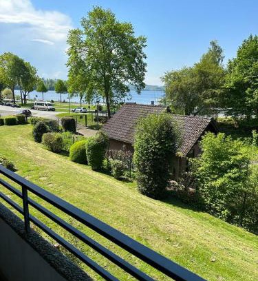 Delecke Apartment | Cozy Möhne-Seeblick: Poolside Retreat for Families
