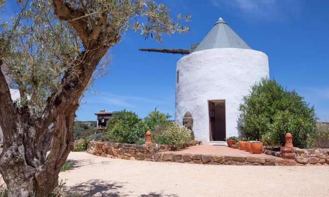 Vila do Bispo Bed & Breakfast | Discover Moinho Calmo: Top-Rated Family-Friendly Retreat