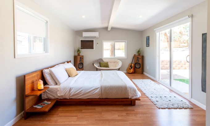 Joshua Tree House | Top-Rated Mojave Haven: Fast WiFi & Private Backyard Retreat