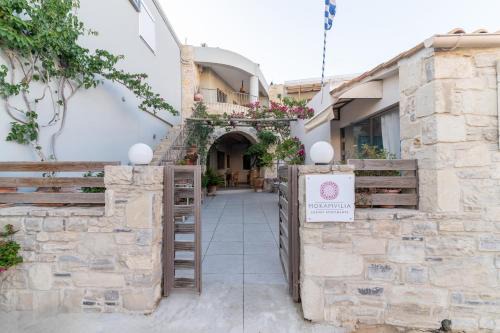 Petrokefalion Hotel | Enchanting Mokamvilia: Family-Friendly Stay with Pool & Dining