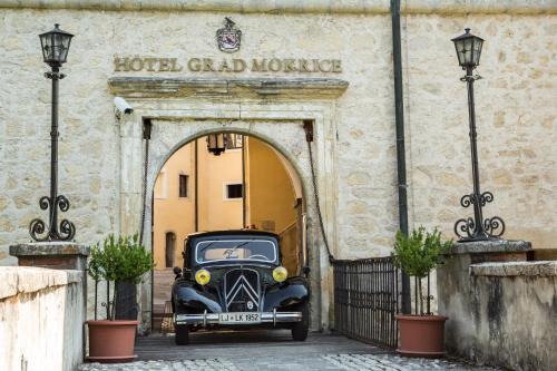 Jesenice Hotel | Elegant Mokrice Castle Estate with Family-Friendly Dining