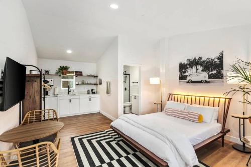 Chandler Apartment | Oceanfront Mokuhonu Studio Suite with Pool & Fireplace