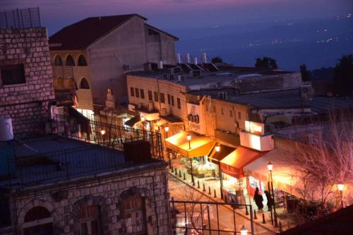 Safed Old City Cabin | Family-Friendly Stay at Mol Hahr with Breakfast Included