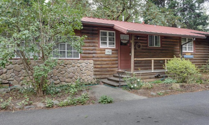 Molalla House | Cozy Molalla River Cottage - Family-Friendly Retreat