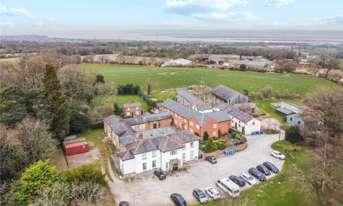 Mynydd Isa House | Mold Double Room Private Bathroom TV Free Wi-Fi