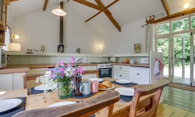 Hele House | Cozy Mole Cottage: Three Bedroom House with Pool & Kitchen