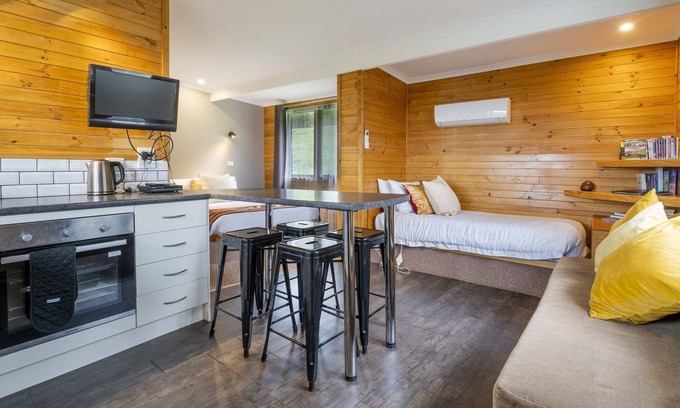 Mole Creek House | Cozy Mole Creek Cabins: Family-Friendly with Kitchen Access