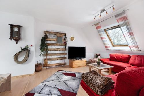 Elmlohe Apartment | Charming Mole Valley Ranch: Pet and Child Friendly Retreat