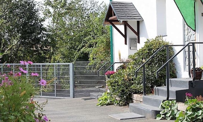 Hueckeswagen Apartment | Pet-Friendly Retreat at Molehill Shire - Rated 10/10