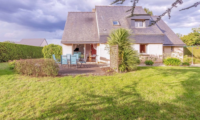 Saint-Juvat House | Family-Friendly Molinae House with Spa & Breakfast for 6
