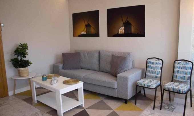 Consuegra Apartment | Pet-Friendly Molineras Views Apartment with Spa and Breakfast