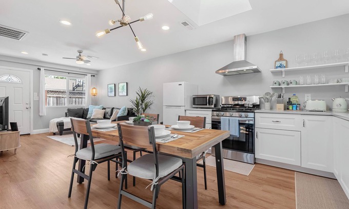 Willow Glen House | MolivuHomes 2BR | PrivateYard | Kid & Pet-friendly
