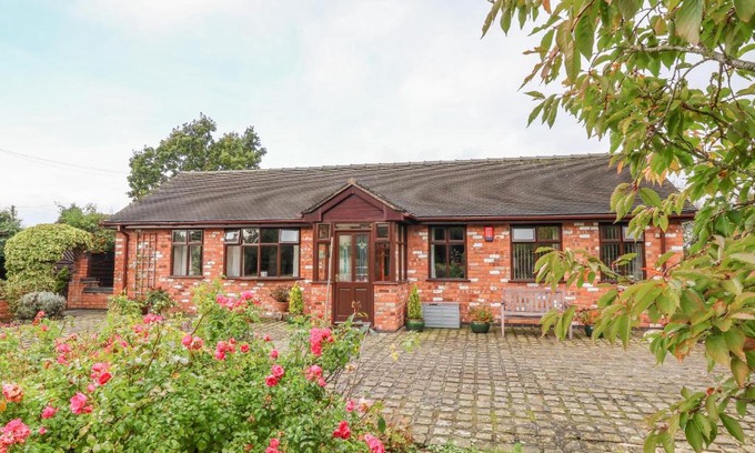 Nantwich House | Discover Molls Cottage: 4-Star Stay with Guest Rating of 9.4