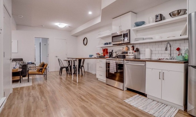 Jasper Place Apartment | Molly - Perfectly located, 5 Min to W Edm Mall!