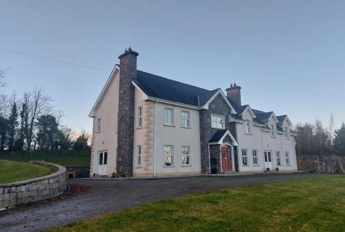 Cavan House | Pet-Friendly Escape: Molly's Self Catering Retreat with 9.8 Rating