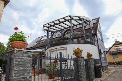 Sarvar Apartment | Cozy Molnár Apartment: Pet-Friendly Retreat with Kitchen