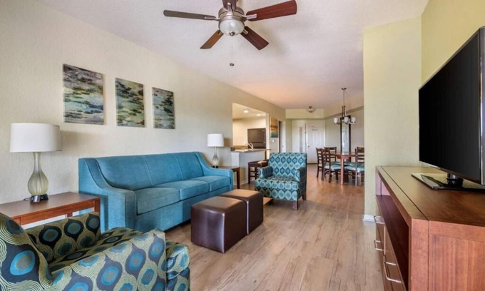 West Kissimmee Hotel | Convenient Getaway Near Theme Parks with Outdoor Pool