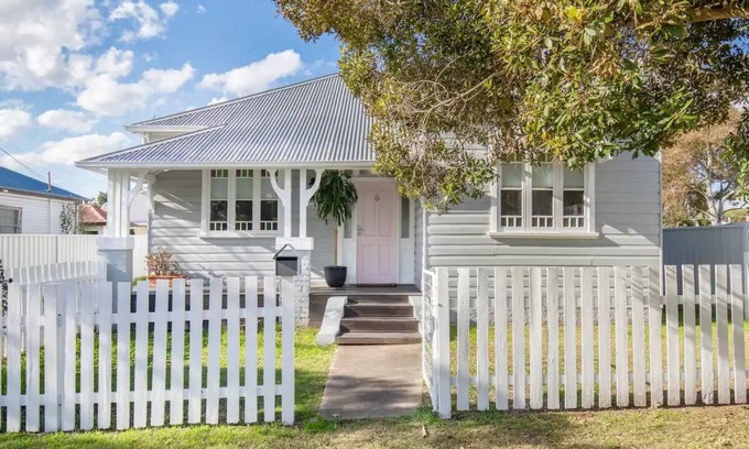 Cessnock House | Ideal Stay Near Wineries: Pet-Friendly & Tesla Charger
