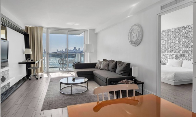 West Avenue Apartment | Beachfront Bliss: Bay View with Pool, Gym & Free WiFi
