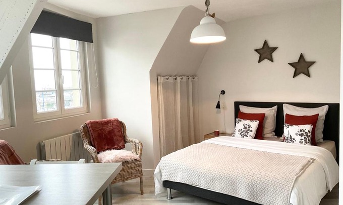 Port-en-Bessin-Huppain Apartment | Family-Friendly Retreat at Mon Port d'Attache, Rated 9.3