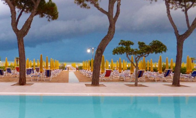 Jesolo Hotel | Experience Mon Repos: Oceanfront Retreat with Pool Access
