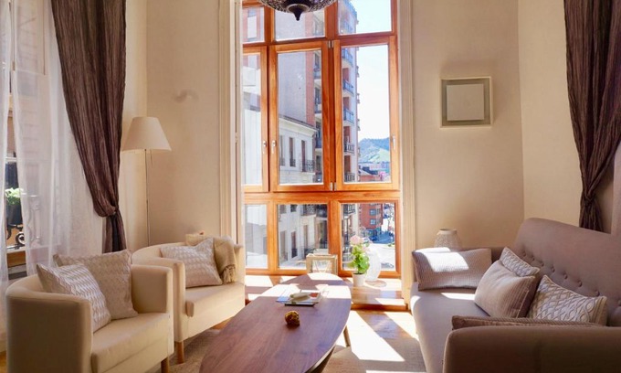 Uribarri Apartment | Discover Monappart Cristo: Historic Apartment with Parking