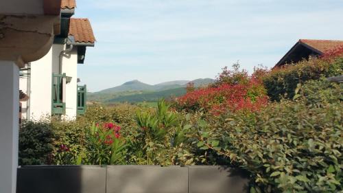 Saint-Pee-sur-Nivelle House | Relax at Mondarrain: Pet-Friendly Stay with High Ratings