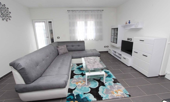 Borik Apartment | Guest Rated 10/10: MONDELACO Three-Bedroom Holiday House