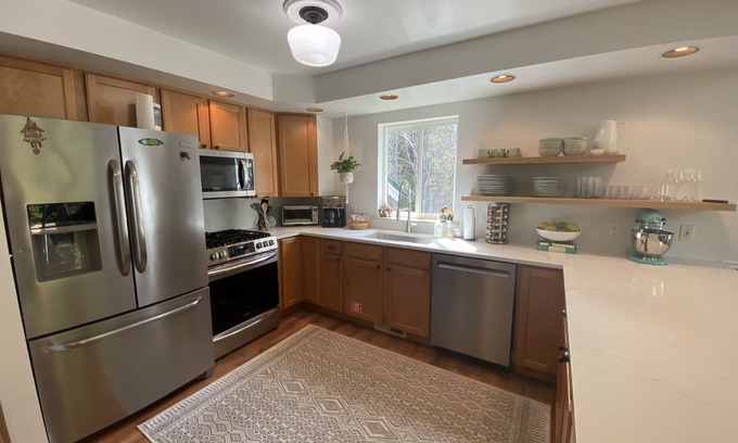 Skykomish Ski Chalet | Money Creek Chalet: Pet-Friendly Retreat with Hot Tub