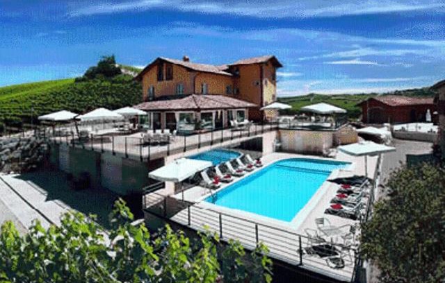 Castellinaldo House | Discover Mongalletto: Family-Friendly with Ocean Views