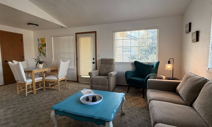 Hillcrest Apartment | Monica and Rachel's Friends Apt