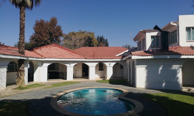 Welkom House | Cozy Monica's Guesthouse with Pool and Breakfast Included