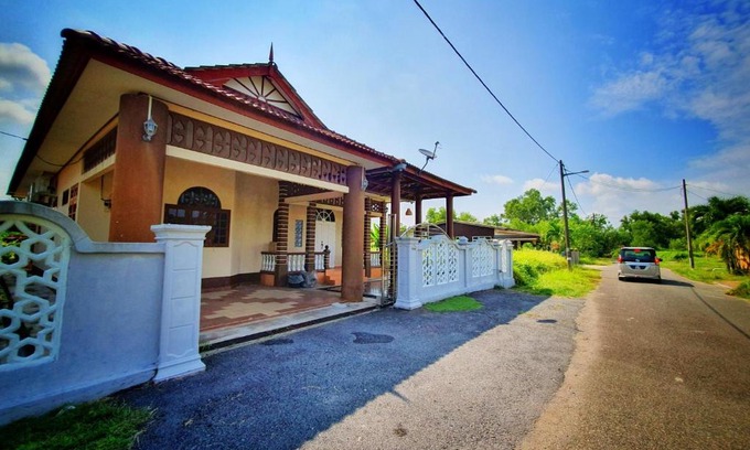 Marang House | Top-Rated Monie's Homestay Marang: Family & Wheelchair Access