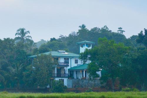 Hikkaduwa Apartment | Oceanfront Paradise at Monkey Island Hotel - Guest Rated 9.8