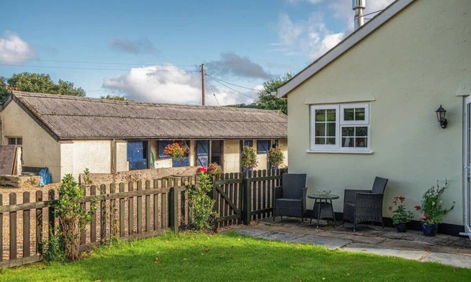 Exford Cottage | Welcoming Monks Cleeve Bungalow with Pet-Friendly Amenities