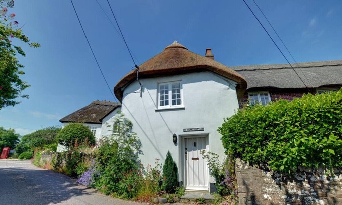 North Buckland House | Monks Cottage: Cozy Three Bedroom Retreat with Breakfast