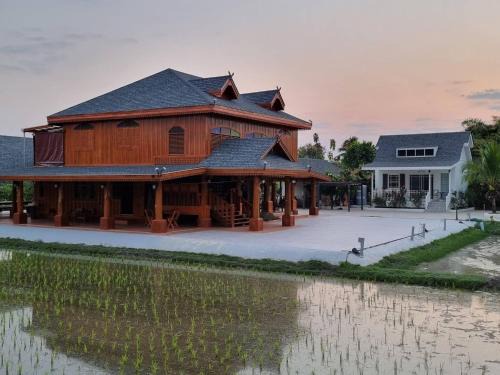 Mae Jo Hotel | Discover MonMin Farmstay: Guest Rated 9.6 with Breakfast