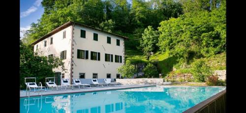 Castiglione di Garfagnana Apartment | Experience Comfort at Monnalisa - 4-Star with Pool & Pets