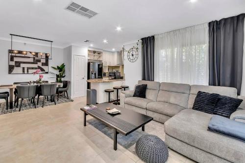 Doubleview House | Mono Haus - Sleek Doubleview Escape near Beach & CBD