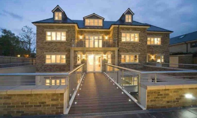 Ponteland House | Indulge at Mono Luxe Villa: Pool, Spa & Hot Tub Awaits!