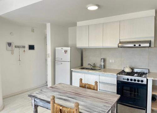 San Nicolas de los Arroyos Apartment | Bright Central Studio with Parking for Family Getaways