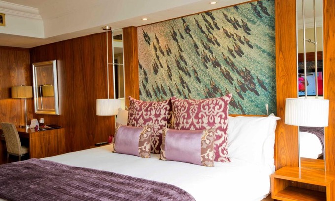 Harare Hotel | Experience Monomotapa: Family-Friendly with Refreshing Pool