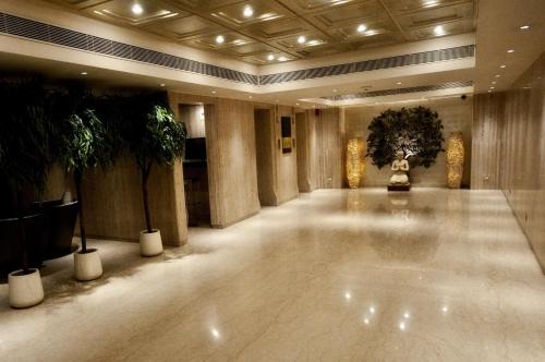 Sector V Hotel | Discover Monotel: 4-Star Comfort with Pool & Restaurant