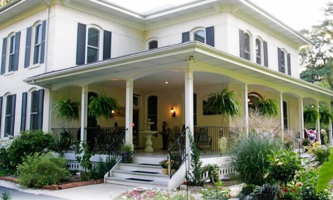South Haven Bed & Breakfast | Experience Monroe Manor Inn: Family-Friendly & Highly Rated