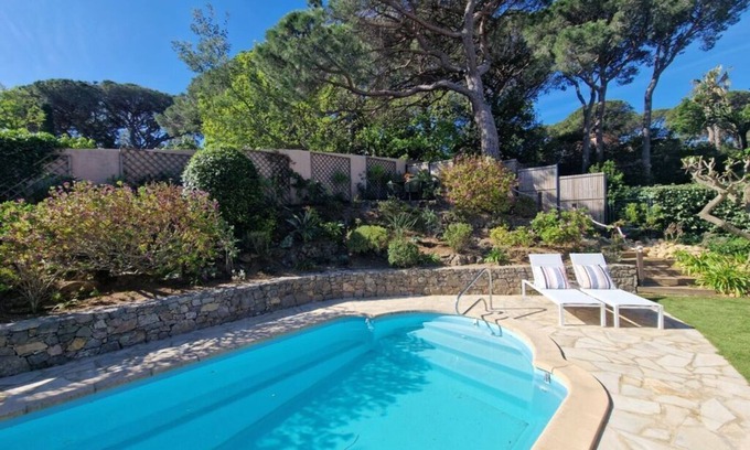Plage de la Garonnette Villa | Mont Cabasse: Family-Friendly Residence with Kitchen Comfort