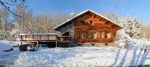 Forville Ski Chalet | Le Mont Milo: Spacious 5-Bedroom Retreat with Sauna & Pool