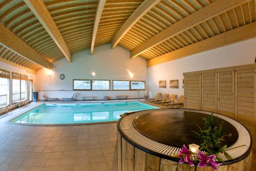 Orelle Apartment | Relaxing Montagne Duplex with Spa and Oceanfront Views