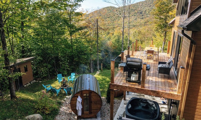 Val-des-Lacs Ski Chalet | Indulgent Le Montagnia: Hot Tub Getaway in Tremblant