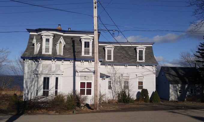 Digby House | Cozy Montague Room on Ocean Front with Kitchen Amenities