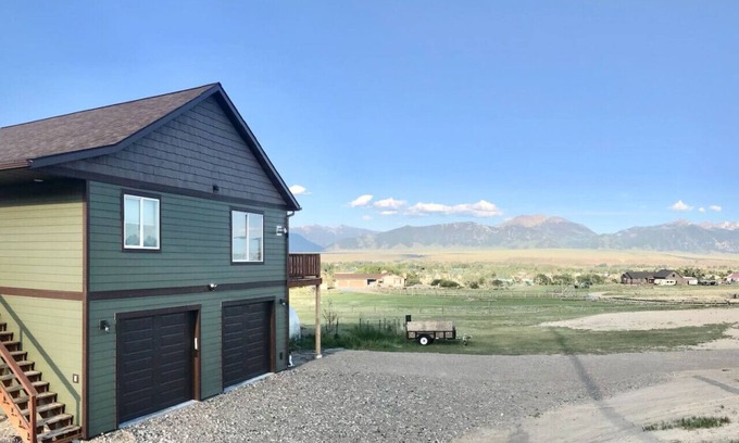 Ennis House | Mountain Retreat with Breathtaking Views & Top Amenities
